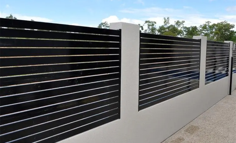 What is aluminum slat fence?