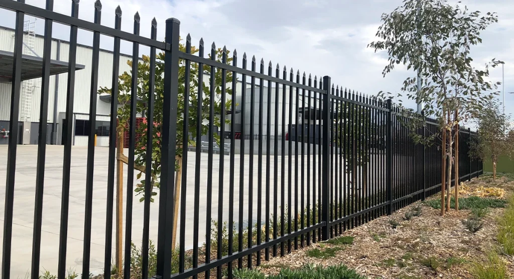 Black Powder Coated Spear Top Aluminium Fencing Application