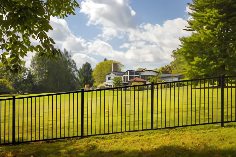 Flat top Rackable Fence in yard